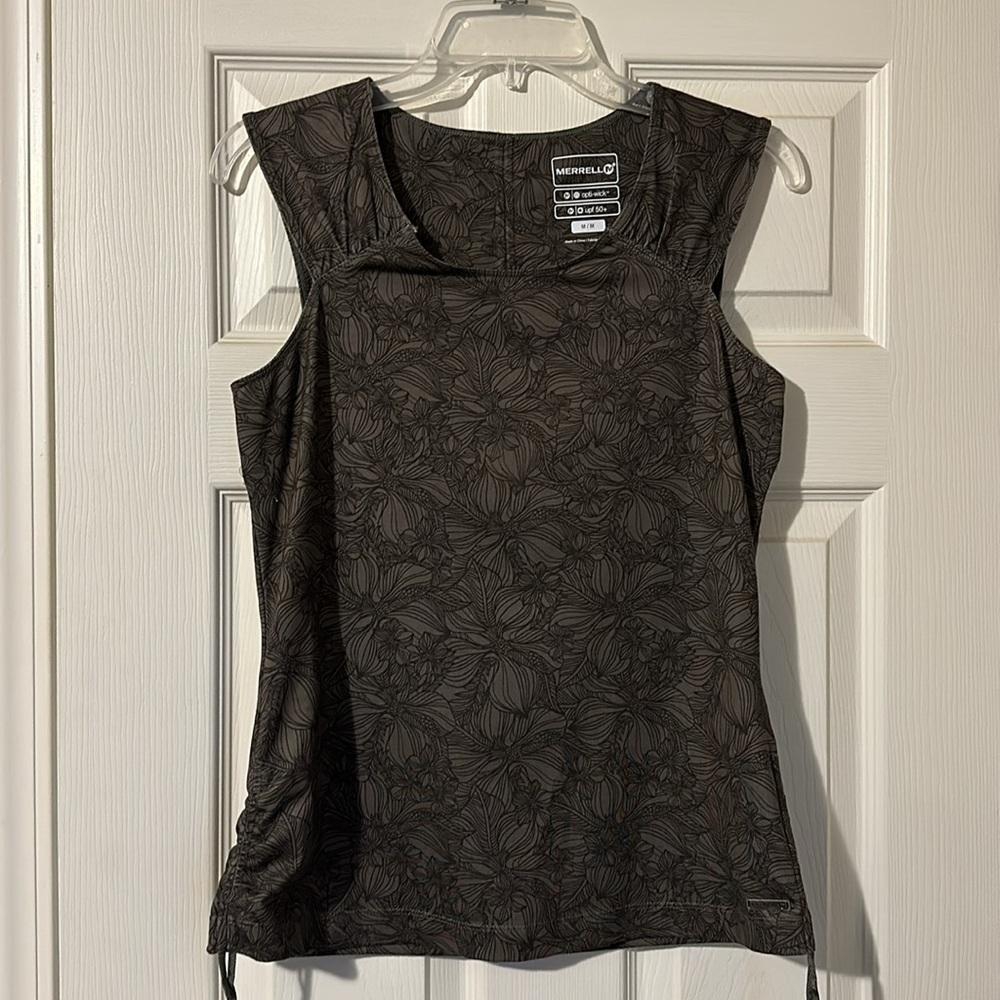 Merrell opti-wick athletic/workout tank top.UPF50. Size Medium Dark taupe& black